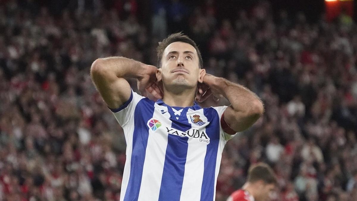 El capitán de la Real Sociedad, Mikel Oyarzabal, en San Mamés / RUBEN PLAZA