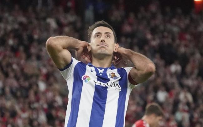 El capitán de la Real Sociedad, Mikel Oyarzabal, en San Mamés / RUBEN PLAZA