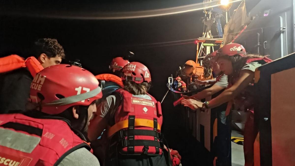 El barco Aita Mari rescata en el Mediterráneo a 34 personas.