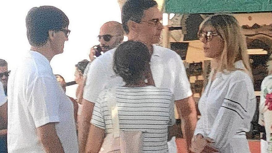 Salvador Illa, de vacaciones en Lanzarote junto al presidente del Gobierno español, Pedro Sánchez, y su esposa Begoña Gómez. | FOTO: TWITTER