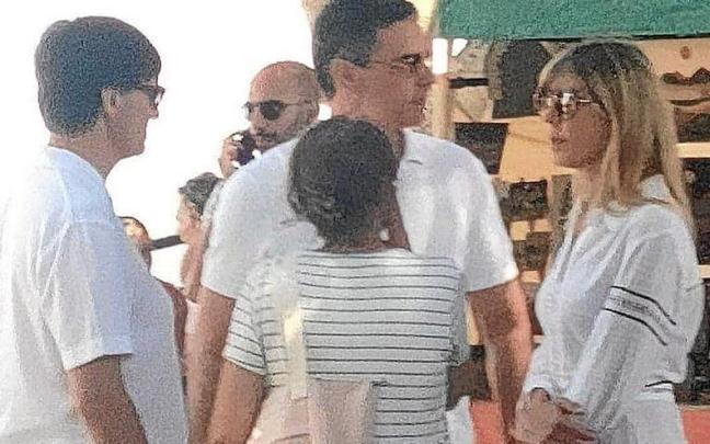 Salvador Illa, de vacaciones en Lanzarote junto al presidente del Gobierno español, Pedro Sánchez, y su esposa Begoña Gómez. | FOTO: TWITTER Salvador Illa, de vacaciones en Lanzarote junto al presidente del Gobierno español, Pedro Sánchez, y su esposa Begoña Gómez. | FOTO: TWITTER