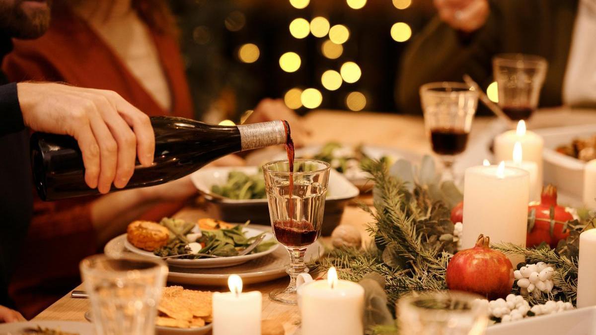 Mesa de Navidad decorada con velas