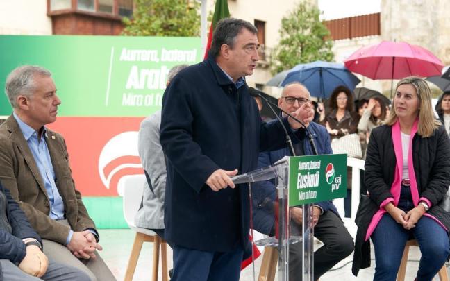 El portavoz del PNV en el Congreso de los Diputados, Aitor Esteban, en un mitin de las municipales y forales en Agurain