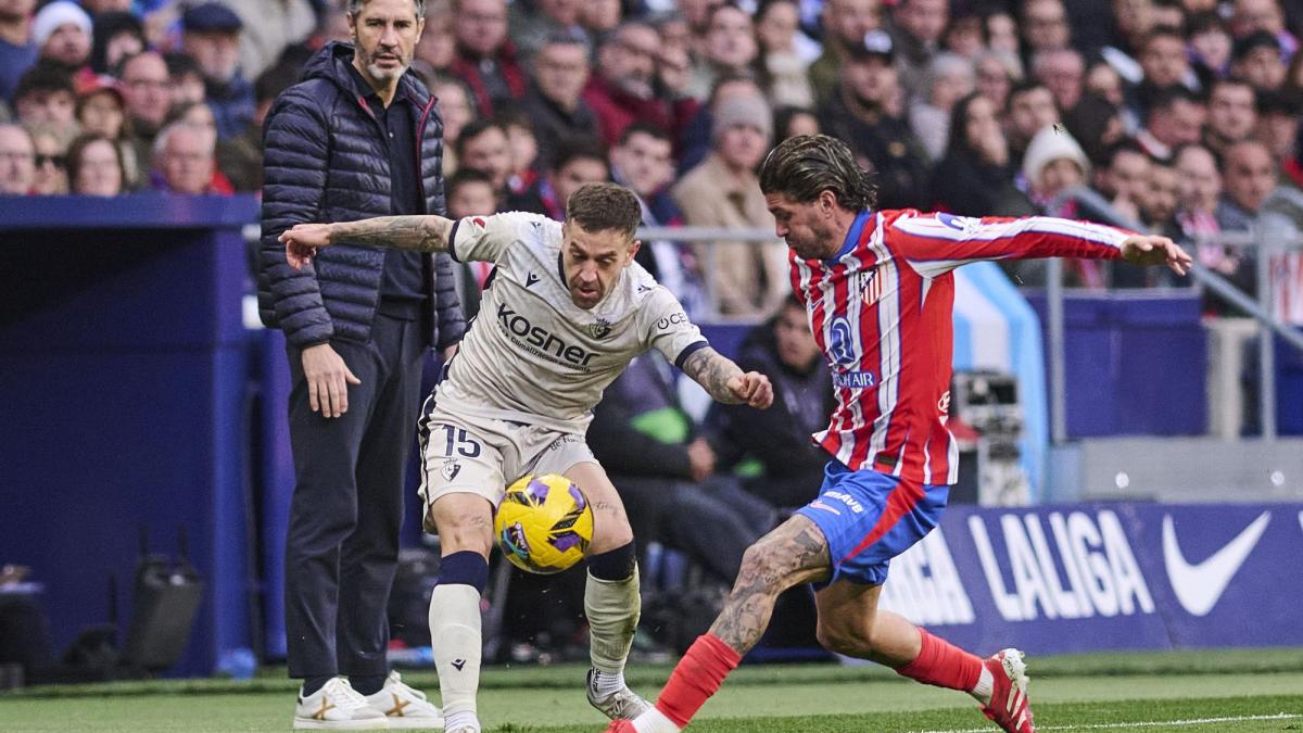 Rúben Peña disputando un balón con Rodrigo De Paul en el Atlético de Madrid-Osasuna. Foto: JORGE ROPERO/LOF