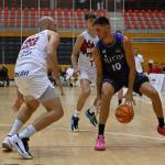 El esloveno Martin Krampelj, una de las incorporaciones de Bilbao Basket este vaerano, ante dos jugadores de Baskonia. / OSKAR GONZÁLEZ