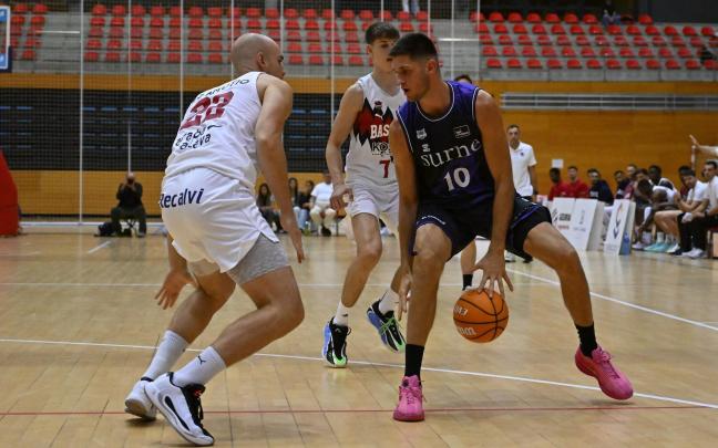 El esloveno Martin Krampelj, una de las incorporaciones de Bilbao Basket este vaerano, ante dos jugadores de Baskonia. / OSKAR GONZÁLEZ