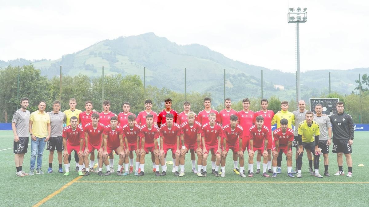 Ander Izagirre, resaltado en la imagen, durante la pretemporada con el CD Vitoria / SD Eibar