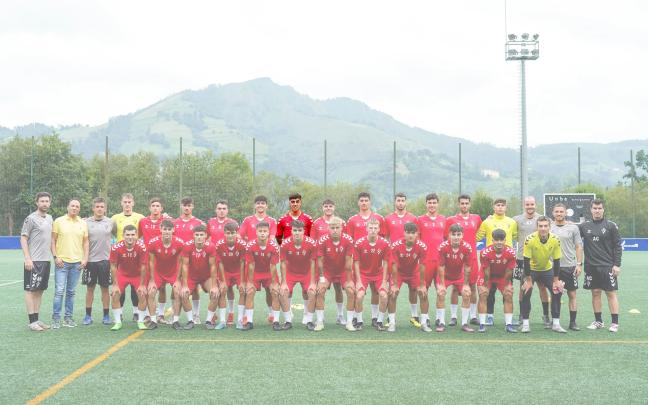 Ander Izagirre, resaltado en la imagen, durante la pretemporada con el CD Vitoria / SD Eibar