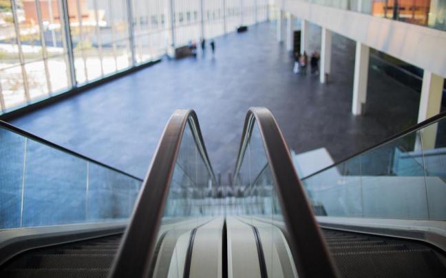 Una escalera mecánica.