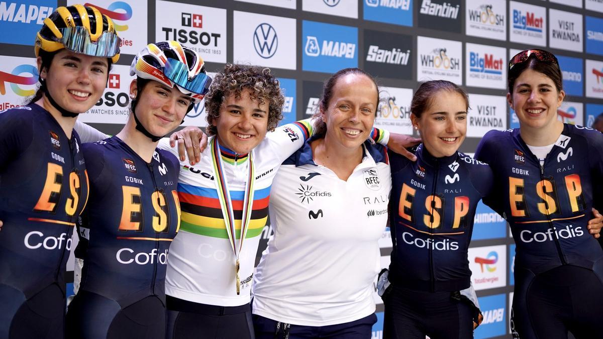 Irati Aranguren, en el extremo izquierdo de la imagen, con Paula Ostiz y el resto de la selección española tras la ceremonia de podio.