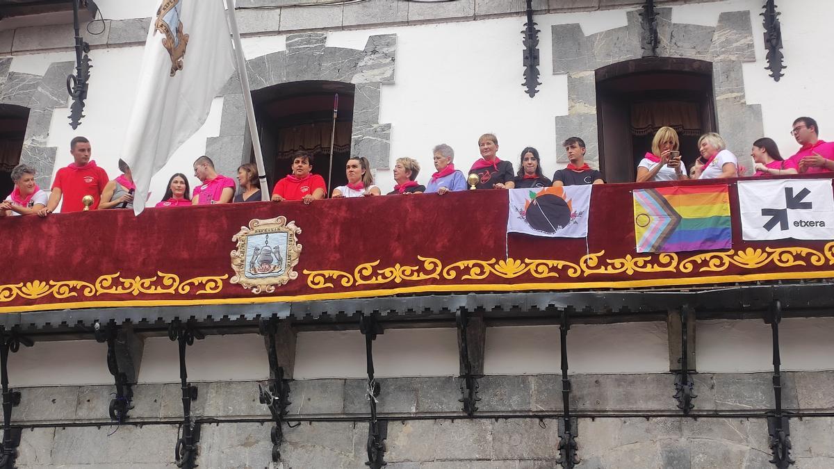 Los miembros de las comisiones de fiestas, en el balcón de la casa consistorial en los momentos previos al lanzamiento del chupinazo.
