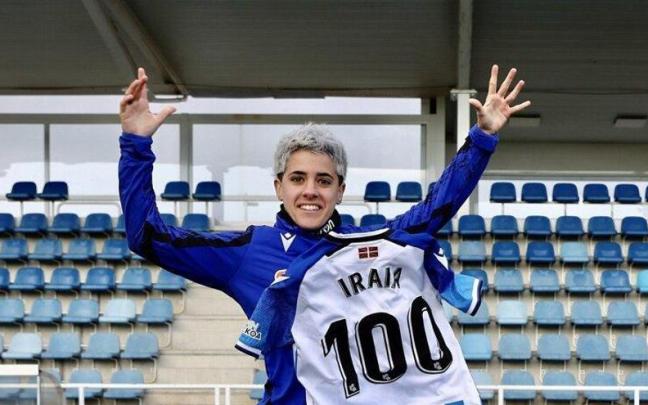 Iraia posaba así de feliz después de jugar cien partidos con la Real Sociedad. / R.S.
