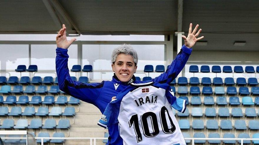 Iraia posaba así de feliz después de jugar cien partidos con la Real Sociedad R.S.