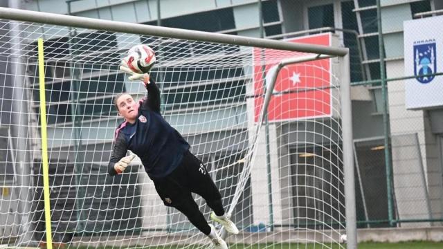 Mariasun Quiñones, portera de Fomget GSK de Turquía, realiza una parada en el entrenamiento.