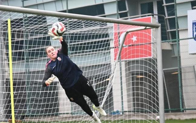 Mariasun Quiñones, portera de Fomget GSK de Turquía, realiza una parada en el entrenamiento.