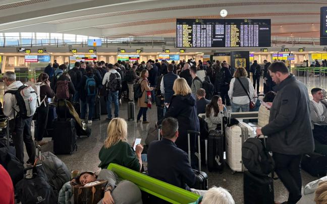 Aficionados rojiblancos en el aeropuerto de Loiu esperando noticias. Foto: Onda Vasca