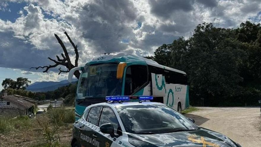 Autobús interceptado por la Guardia Civil.