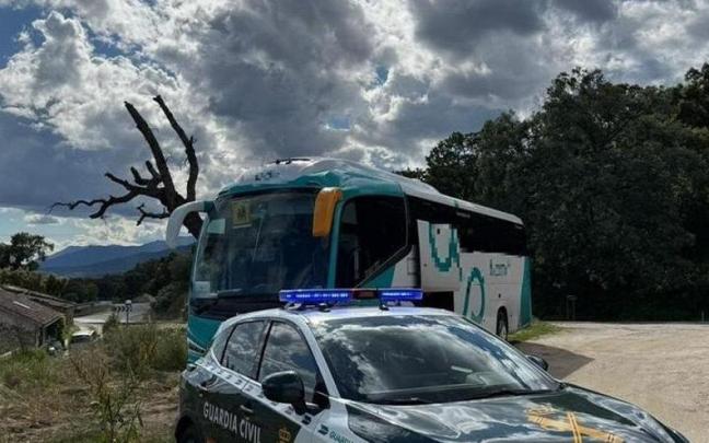Autobús interceptado por la Guardia Civil.