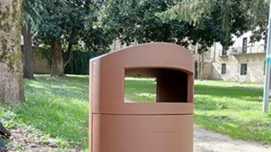 Elorrio inicia la sustitución progresiva de papeleras.