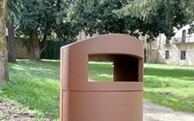 Elorrio inicia la sustitución progresiva de papeleras.