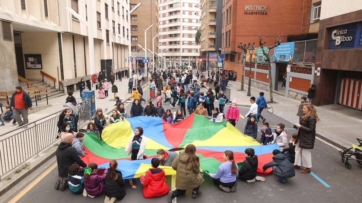 Escolares de Ikasbide jugando en la calzada que tienen a las puertas del centro.