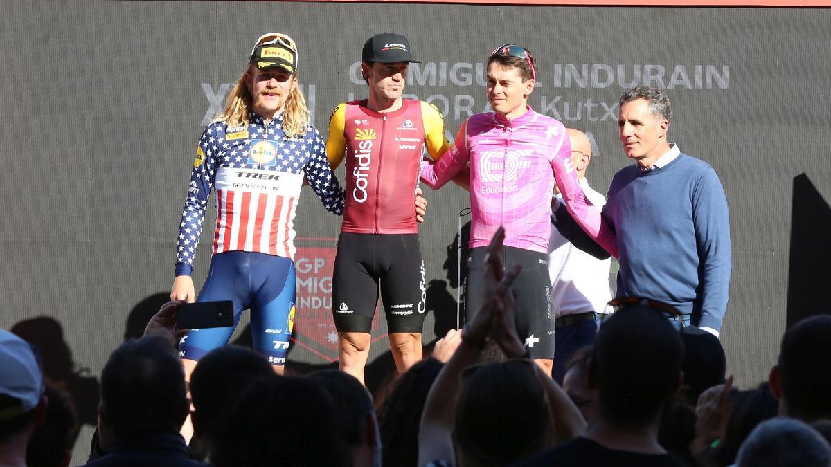 Ion Izagirre, vencedor, con Simmons, segundo, y Baudin, tercero, en el podio junto a Miguel Indurain.