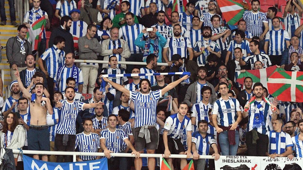 La afición de la Real, en el desplazamiento de Skopje, para el partido contra el Vardar normacedonio.