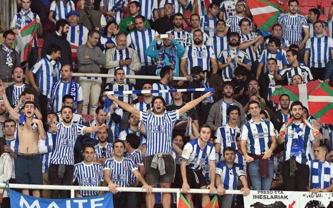 La afición de la Real, en el desplazamiento de Skopje, para el partido contra el Vardar normacedonio.