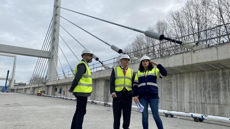 El consejero de Planificación Territorial, Vivienda y Transportes del Gobierno Vasco, Iñaki Arriola, acompañado por el viceconsejero de Infraestructuras y Transportes, Pedro Marco, y responsables de ETS en el tramo de la Y vasca en Hernani