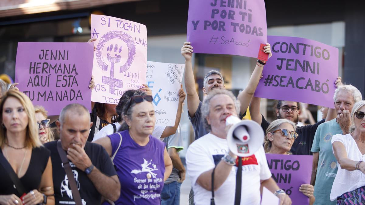 Concentración en Motril en apoyo a Jenni Hermoso