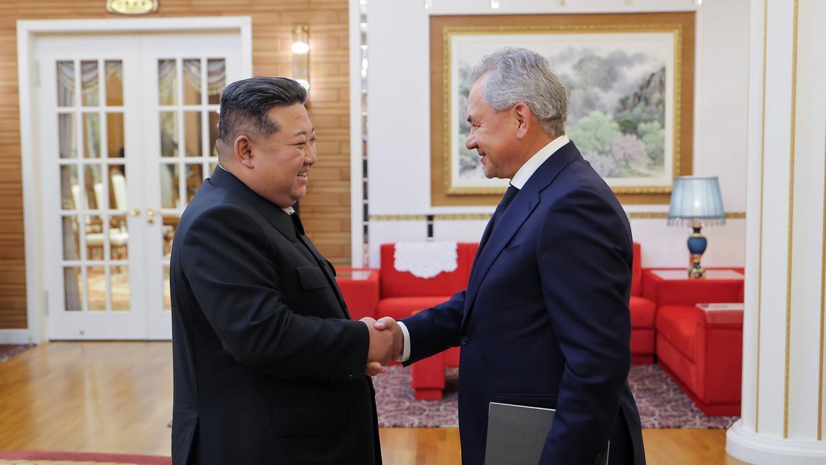 El líder de Corea del Norte, Kim Jong Un, y el secretario del Consejo de Seguridad de Rusia, Sergei Shoigu, en una foto de archivo.