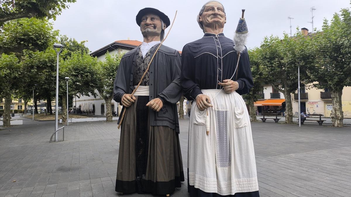 Pareja de gigantes en la presentación de la Euskal Jira