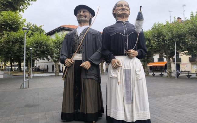 Pareja de gigantes en la presentación de la Euskal Jira