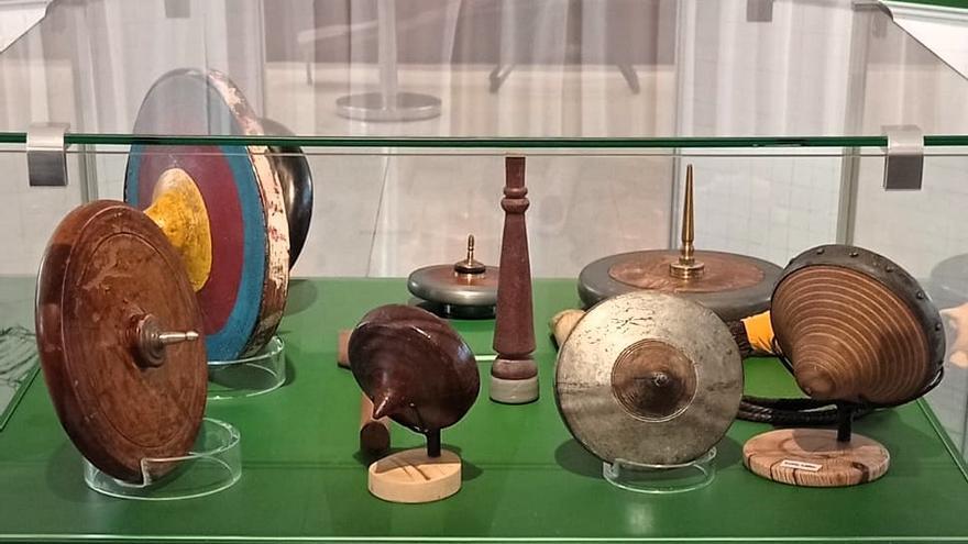 Algunas de las peonzas que se pueden ver en la exposición