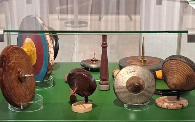 Algunas de las peonzas que se pueden ver en la exposición