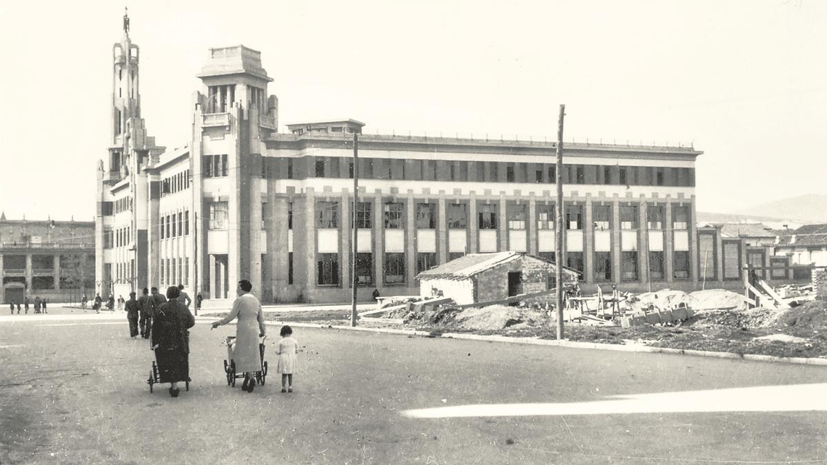 Los Escolapios en la calle Olite, 1930 / DE ARAZURI, J.J. “PAMPLONA, CALLES Y BARRIOS”.