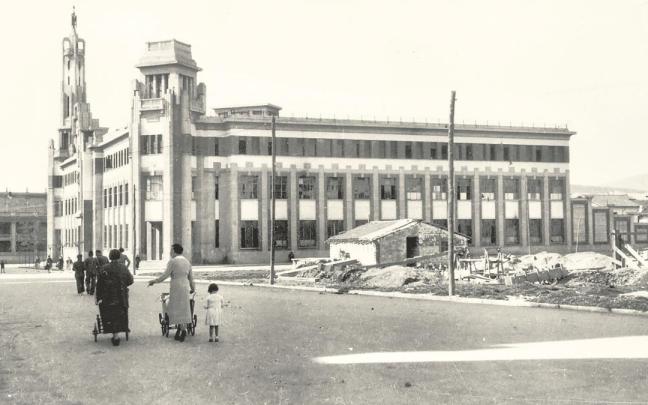 Los Escolapios en la calle Olite, 1930 / DE ARAZURI, J.J. “PAMPLONA, CALLES Y BARRIOS”. Los Escolapios en la calle Olite, 1930 / DE ARAZURI, J.J. “PAMPLONA, CALLES Y BARRIOS”.