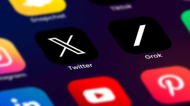 X y Grok, dos aplicaciones presentes en muchos dispositivos móviles.