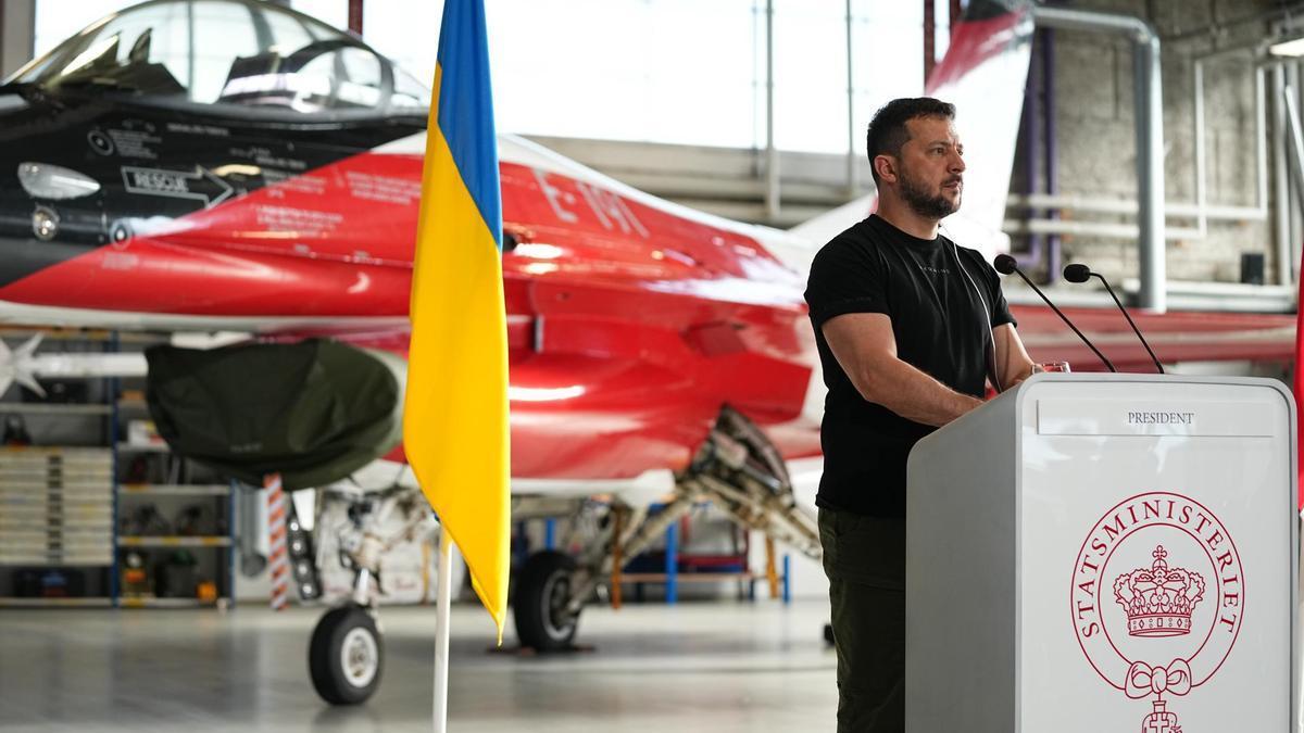 El presidente de Ucrania, Volodímir Zelenski, frente a un caza F-16 en su visita a Dinamarca.
