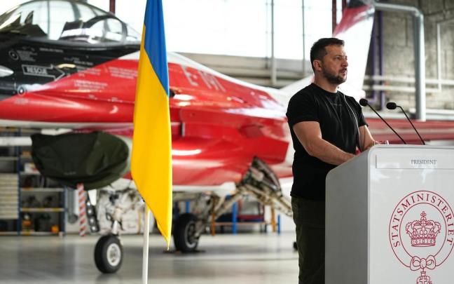 El presidente de Ucrania, Volodímir Zelenski, frente a un caza F-16 en su visita a Dinamarca.