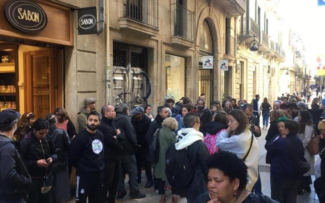 Vecinos y activistas se concentran ante la vivienda de Blanca. Vecinos y activistas se concentran ante la vivienda de Blanca.