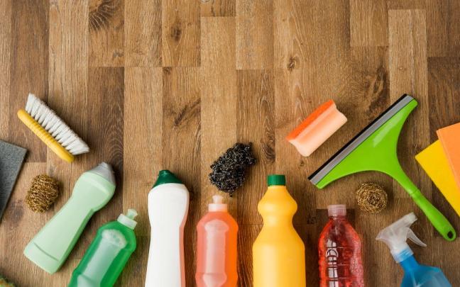 Productos de limpieza esparcidos sobre una superficie de madera.