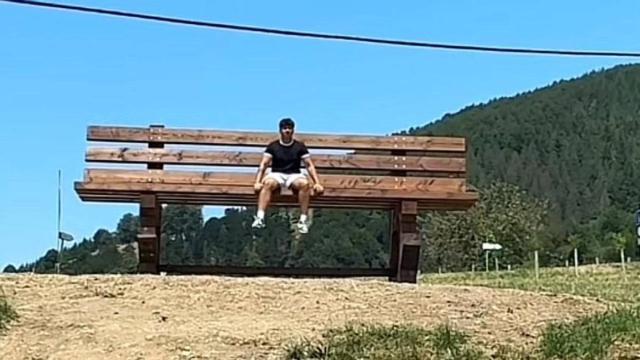 El banco de Urretxu en el mirador. / TikTok: @asiermorillo El banco de Urretxu en el mirador.