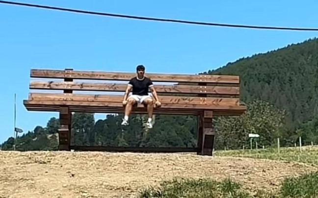 El banco de Urretxu en el mirador.