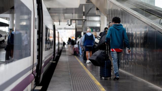 Pasajeros se suben a un tren en la estación de Atocha.