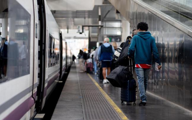 Pasajeros se suben a un tren en la estación de Atocha.