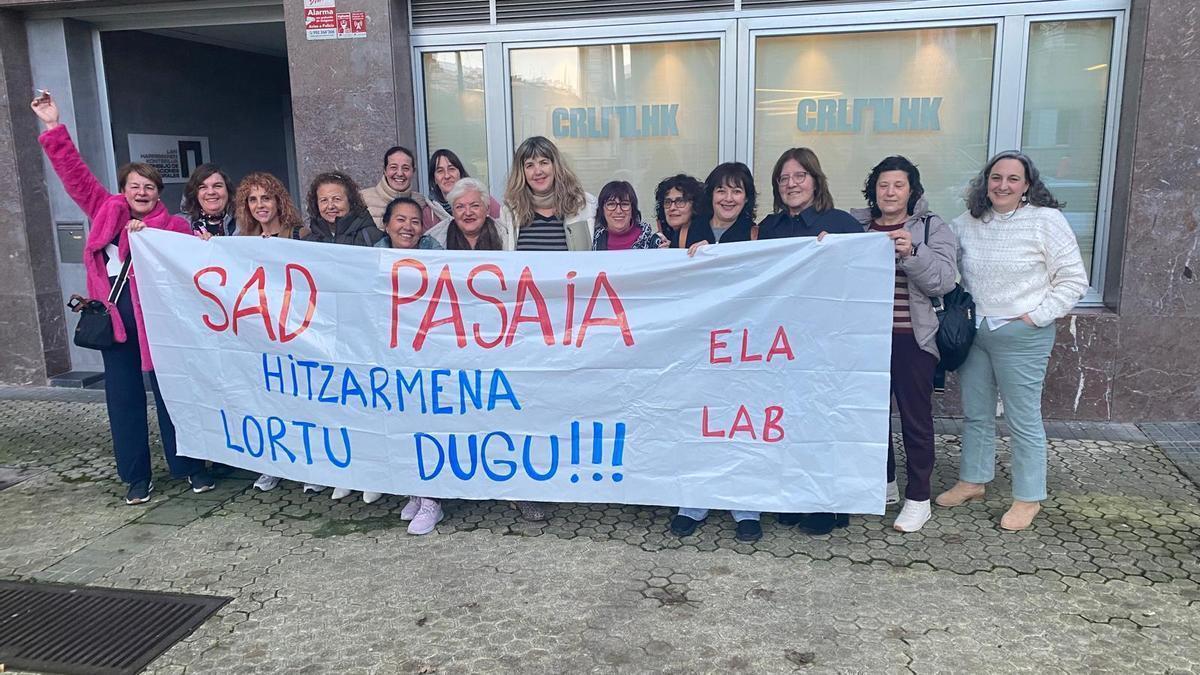 Las trabajadoras del SAD tras la firma del acuerdo