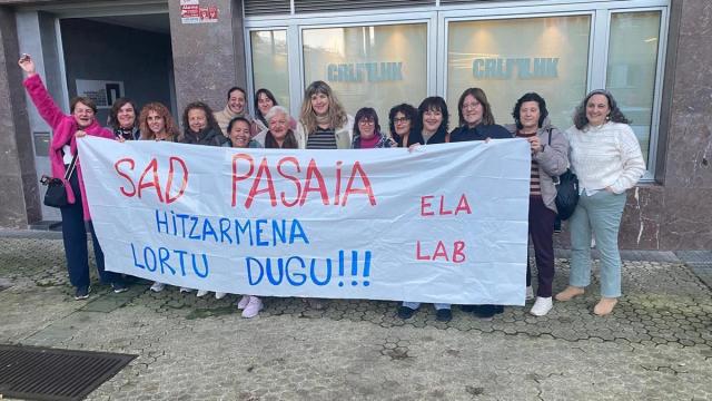 Las trabajadoras del SAD tras la firma del acuerdo