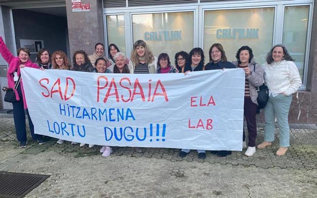 Las trabajadoras del SAD tras la firma del acuerdo