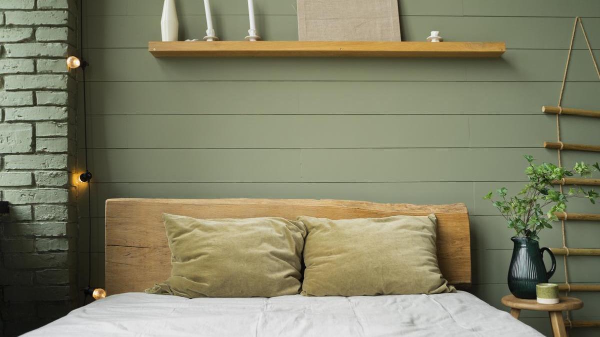 Habitación con pared de color verde.